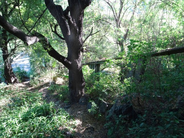 Repérer le sentier partant à droite sous la canalisation