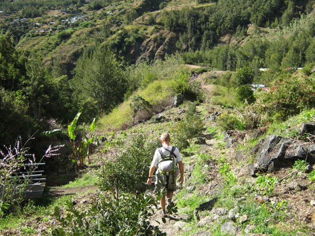 L'arrivée aux premières cases et jardins de Roche Plate