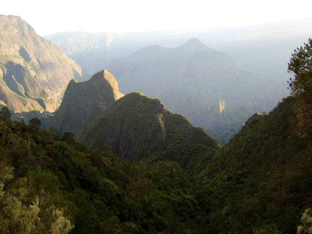 La descente du Maïdo avec vues sur la Crête des Orangers