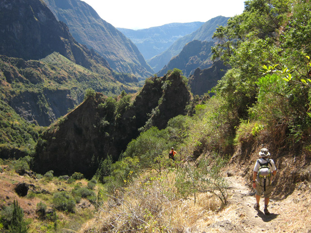 La vallée de la Rivière des Galets lors de la descente du sentier Dacerle