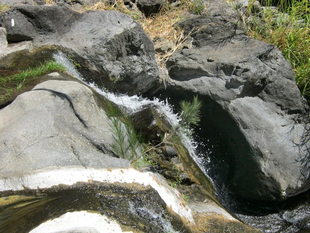 La petite cascade de la Ravine de Roche Plate qu'on franchit par un gué