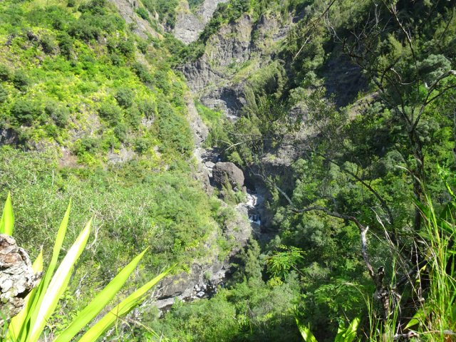 On longe le Bras de Saint-Paul avant qu'il ne remonte vers l'Îlet à Cordes