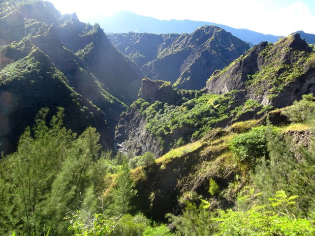 Le relief bouleversé du Camp de Puces