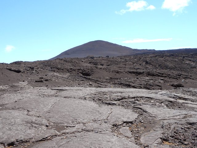 Le Piton Chisny depuis la fin de la Plaine des Sables, sur les plaques de lave
