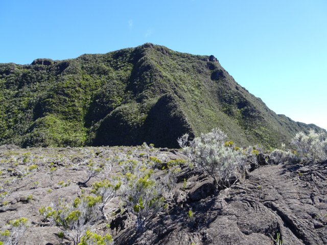 Le Piton de Partage au plus près avant que le sentier ne s'en éloigne