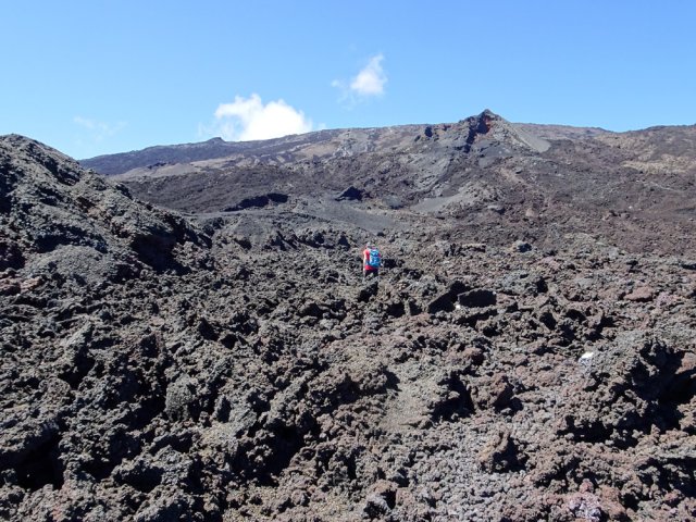 A l'approche du Piton Jacob, le sol est couvert de très gros gratons