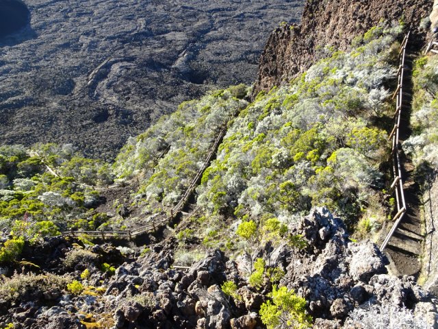 Une vue de l'impressionnante descente depuis le rocher qui domine le portillon