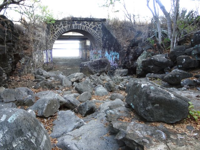 L'ancien pont de chemin de fer proche de celui de la route