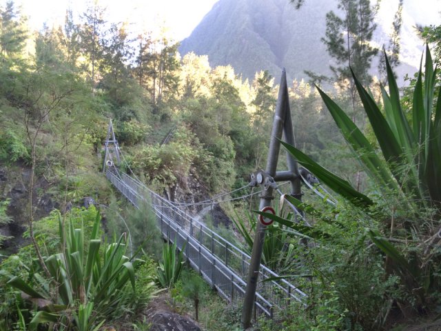 Passage facile de la passerelle enjambant la Rivière du Mât