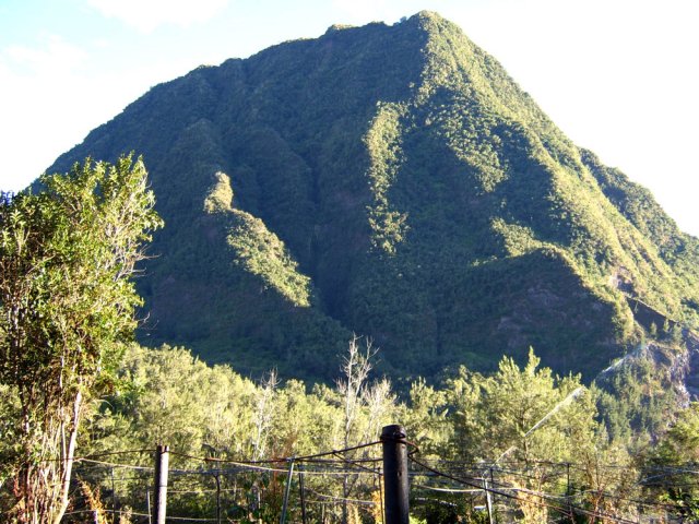 On repère la montée au piton en débutant le sentier