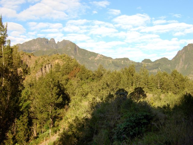 Plus à droite, le Morne de Fourche et la route du Col des Bœufs