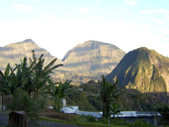 Le Piton d'Anchain, la Roche Ecrite et le Cimendef vers l'Îlet à Vidot
