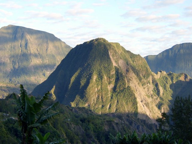 Le Piton d'Anchain avant la plongée vers Bras Marron