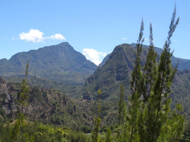 Les mêmes pitons dans la descente vers Bras Marron