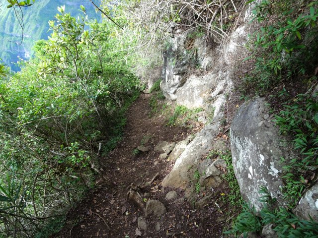 Le sentier en direction du Cap Noir longe souvent des rochers