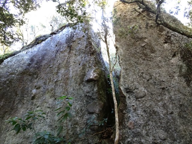 Arrivée au rocher fendu pour un point de vue qui diminue en taille