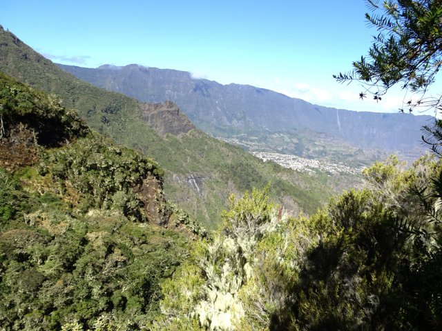 Vue sur Cilaos depuis le rocher en bord de rempart