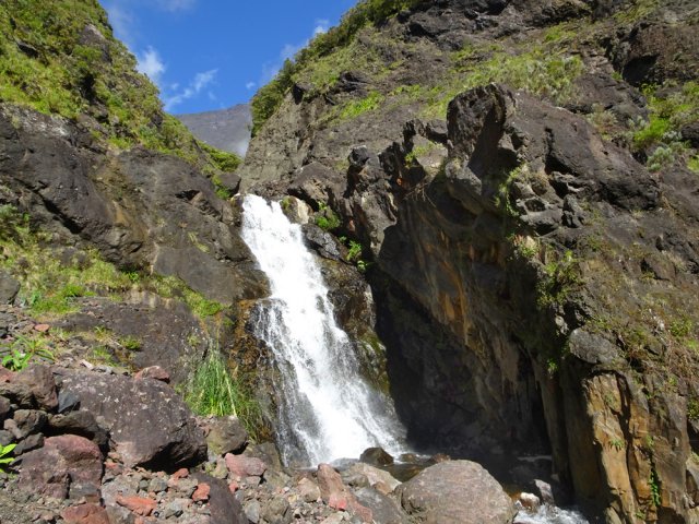 Une cascade originale bordée d'une barre rocheuse