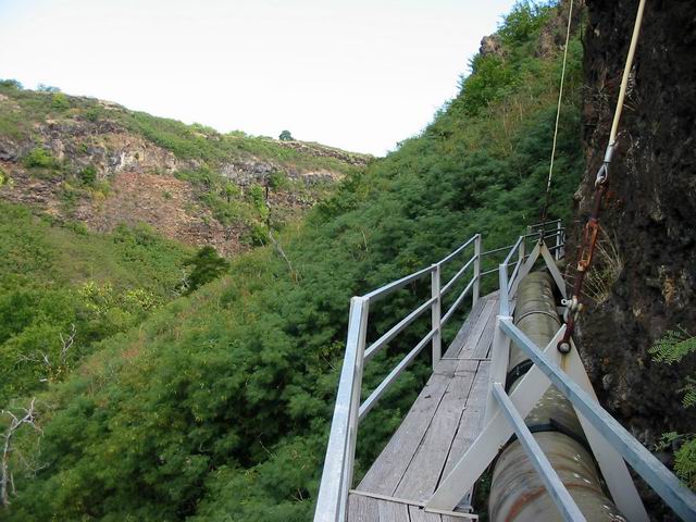 Accès interdit à cette passerelle étroite au dessus du vide