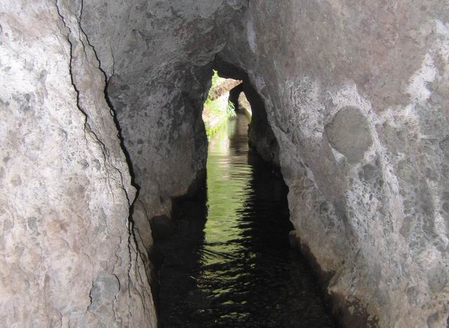 Une idée des tunnels lorsque l'eau coulait dedans