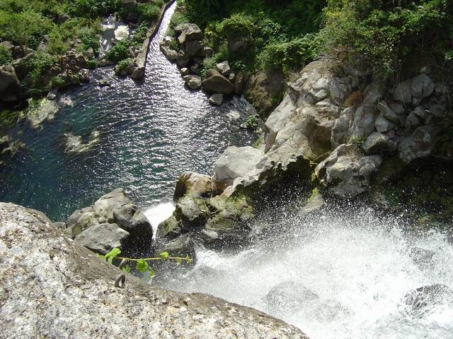 Le Bassin des Aigrettes vu depuis le haut de la cascade. Attention aux rochers glissants