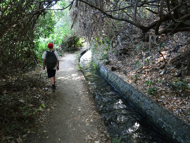 Direction le Bassin Cormoran en suivant le canal