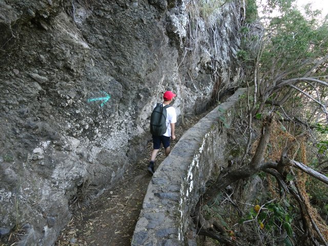 A flanc de falaise au fond de l'ancien canal