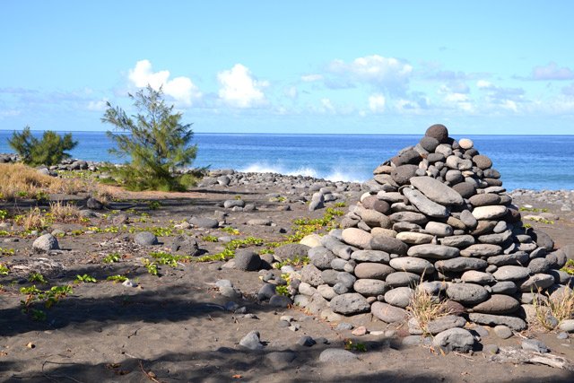 Énormes cairns édifiés le long du sentier