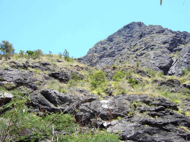 La roche l'emporte sur la végétation