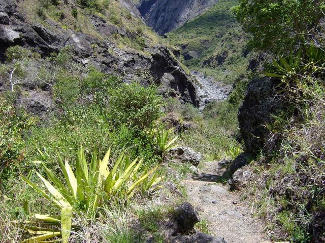 Le sentier est ici assez correct par rapport à ce qui arrive