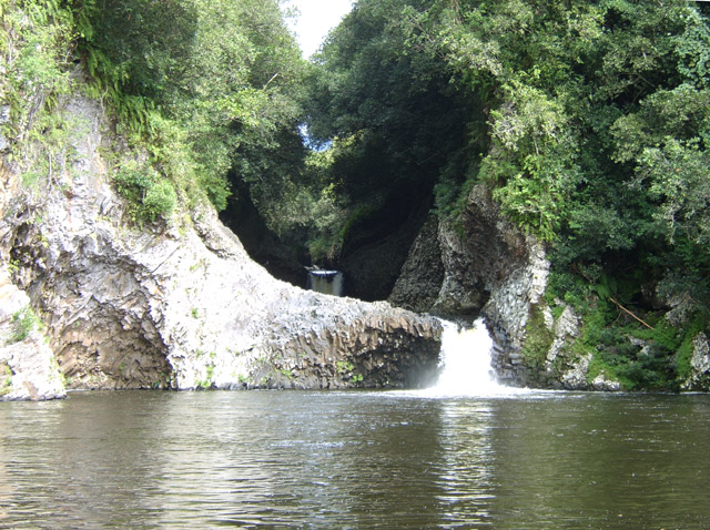Le même après avoir emprunté le petit sentier discret qui y mène
