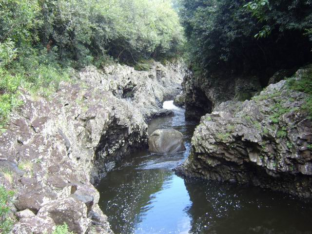 La Rivière des Roches, plus étroite remontant au Camp Michel
