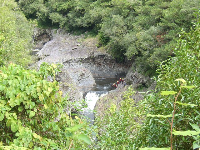 Contournement d'une cascade par les roches qui l'entourent
