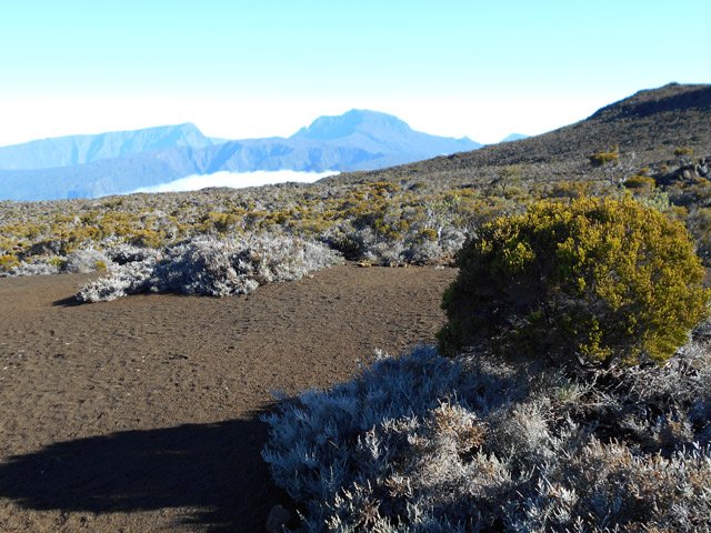 On ne quittera guère le Piton des Neiges à l'horizon