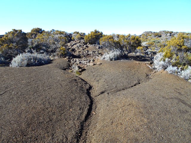 Après le sable, les cailloux recouvrent le sentier