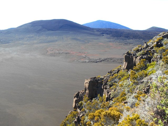 La Fournaise se distingue dans son entier derrière la Plaine des Sables