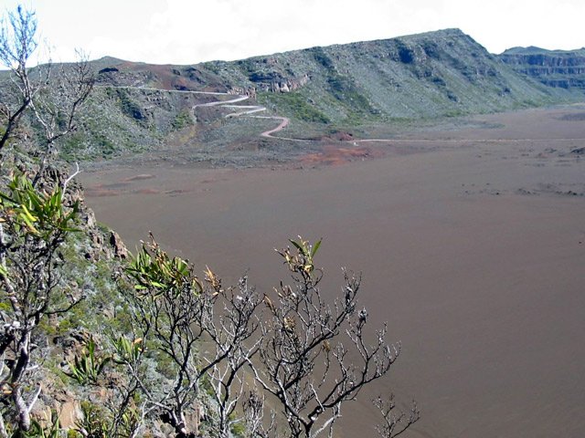 La route en lacets du Pas des Sables et plus loin, le Plateau des Basaltes