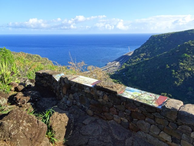 Un des belvédères bien aménagé au-dessus de La Grande Chaloupe