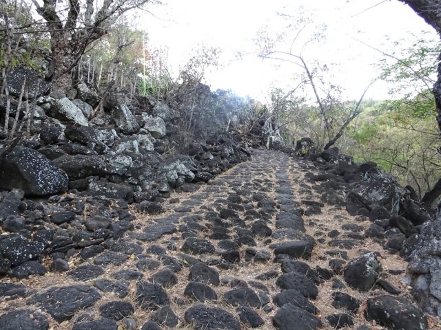 Beaucoup de pierriers lors de la montée du rempart