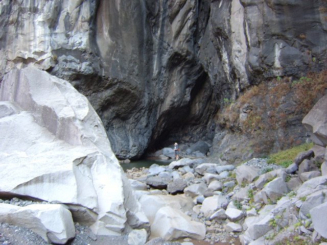 Fin de la remontée ; poser le sac et pénétrer après avoir évalué le niveau d'eau