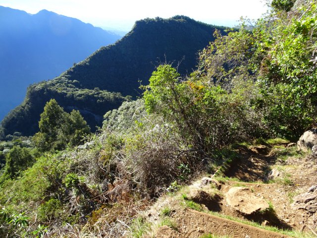 En se retournant on aperçoit le Piton Cabris
