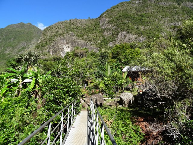 La passerelle qui enjambe le Bras Sec à l'entrée du village