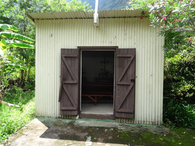 La modeste chapelle en tôle ondulée