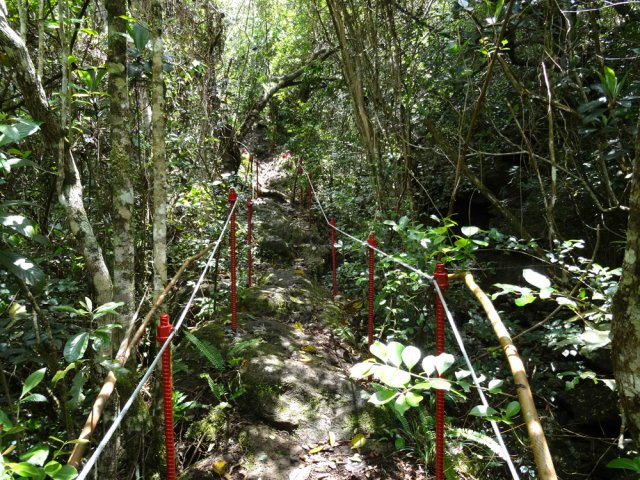Début de la montée par le sentier Mollaret, sur des roches glissantes
