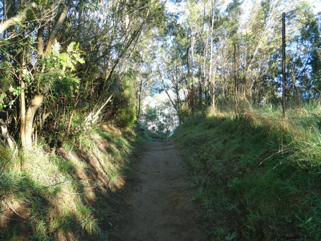 La fin du sentier qui rejoint le bord du rempart