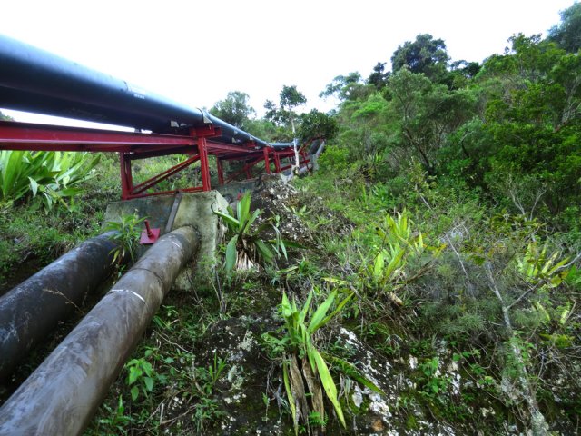 Le paysage est un peu défiguré par les canalisations