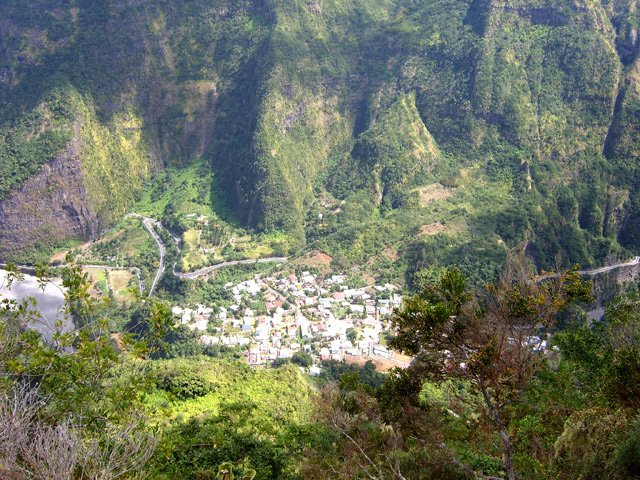 On passe à la verticale du Petit Serré sur la route de Cilaos
