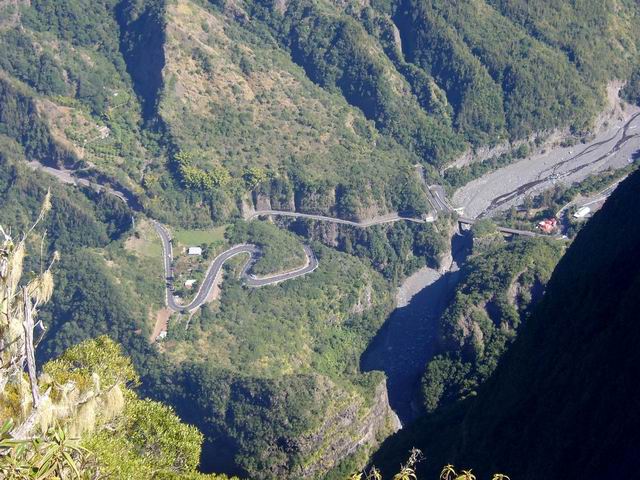 La route tortueuse et le pont du Pavillon enjambant le Bras de Cilaos