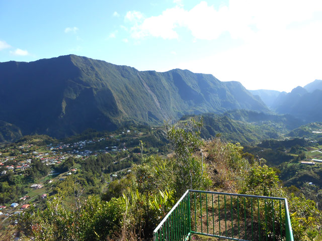 Panorama vers Salazie depuis le sommet du piton à 1119 m