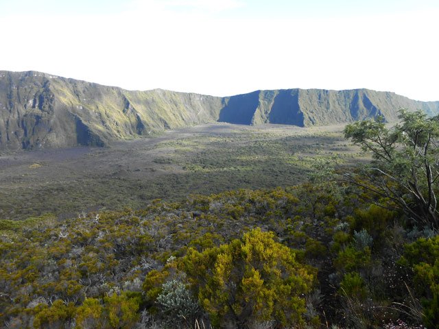 Panoramas sur le Fond de la Rivière de l'Est. Au centre, le minuscule Piton Coco dans la plaine